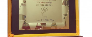 Hồng Linh Cốt vinh dự nhận “chứng nhận” từ ban tổ chức giải cầu lông Cúp Báo lao động 2015