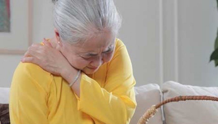 Tại sao đau nhức xương khớp tăng vào mùa đông hay giao mùa?