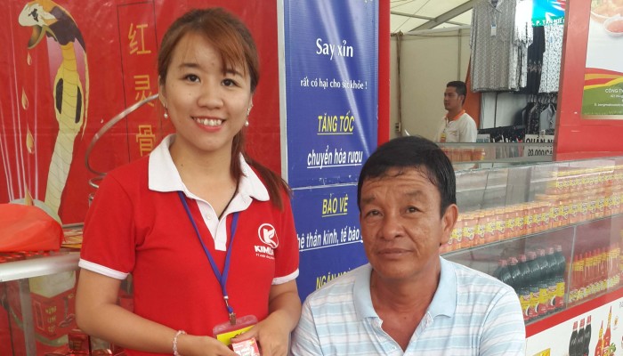 “Dùng Hồng Linh Cốt thấy tốt quá nên tôi mua làm quà cho bà con đi xuất khẩu lao động bên Malaysia”