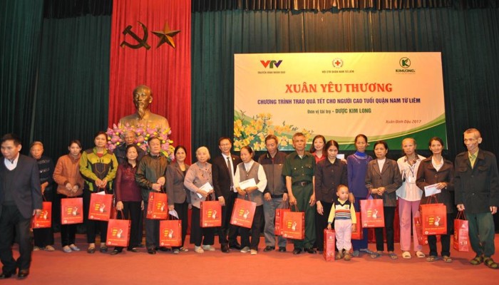 “Xuân yêu thương” – Chương trình trao quà Tết cho NCT quận Nam Từ Liêm